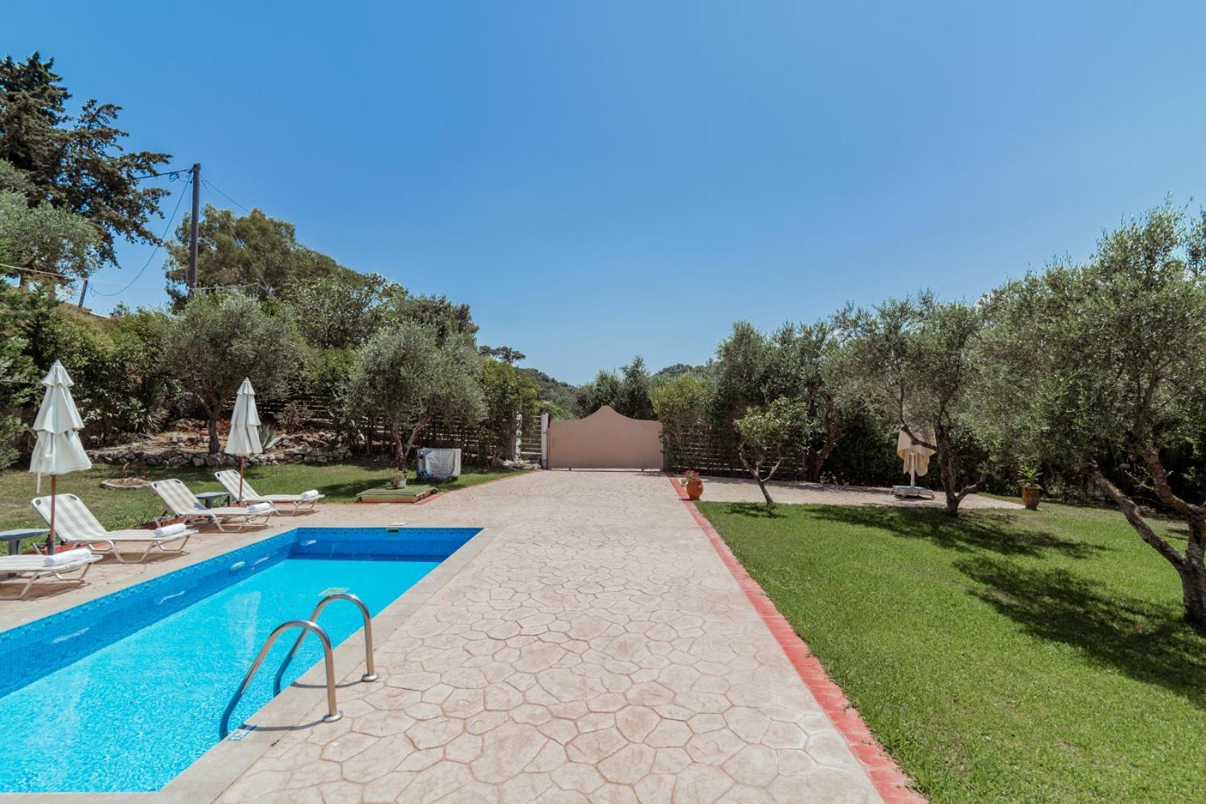 Planos Villa Экстерьер фото